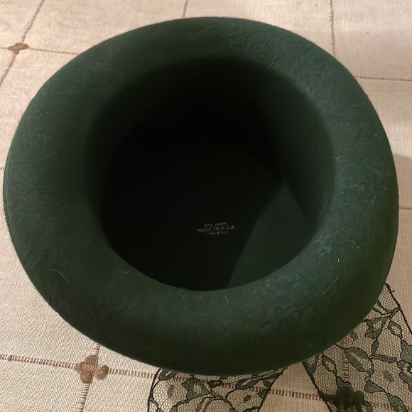 Wool hat with lace bow. - Picture 3 of 5